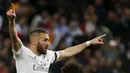 Penyerang Real Madrid, Karim Benzema melakukan selebrasi usai mencetak gol kegawang Sevilla pada Liga Spanyol di Stadion Santiago Bernabeu (21/3). Real Madrid menang besar atas Sevilla dengan skor 4-0. (REUTERS/Sergio Perez)