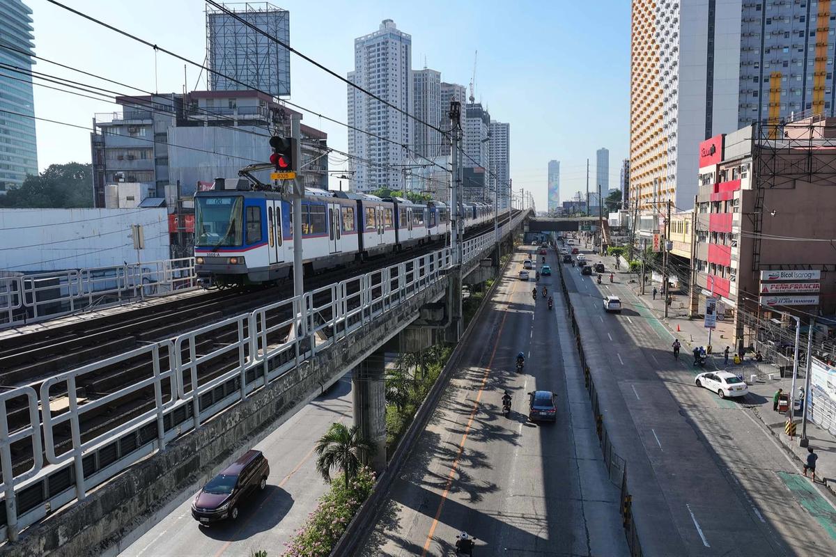 FOTO: Penumpang MRT Membludak Dampak Krisis BBM di Filipina