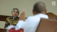 Gubernur Sulawesi Tenggara nonaktif Nur Alam (kiri) menyimak keterangan saksi dalam sidang lanjutan dugaan suap perizinan tambang nikel di Pengadilan Tipikor, Jakarta, Jumat (23/2). Sidang mendengar keterangan saksi ahli. (Liputan6.com/Helmi Fithriansyah)