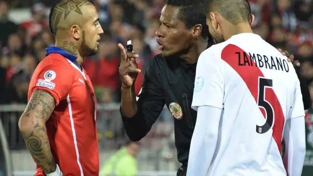 Arturo Vidal gelandang Cile nyaris baku hantam dengan Carlos Zambrano asal Peru di semifinal Copa America 2015.