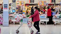 Warga berbelanja di supermarket di Canberra, Australia, Kamis (12/8/2021). Canberra akan mengikuti sejumlah kota besar lain di Australia yang sudah melakukan lockdown sebelumnya. (Rohan Thomson/AFP)