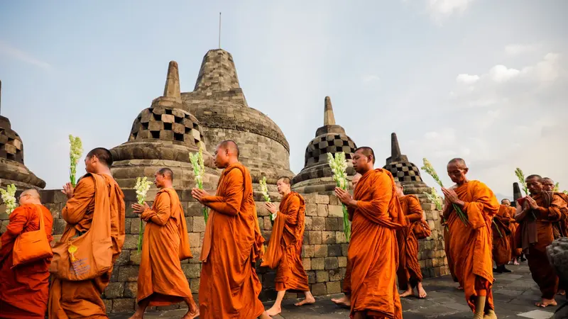 TMII Lepas 40 Bhikkhu Thudong Menuju Candi Borobudur Jelang Peringatan Waisak 2024, Warga Bisa Ikut Lepas Lentera