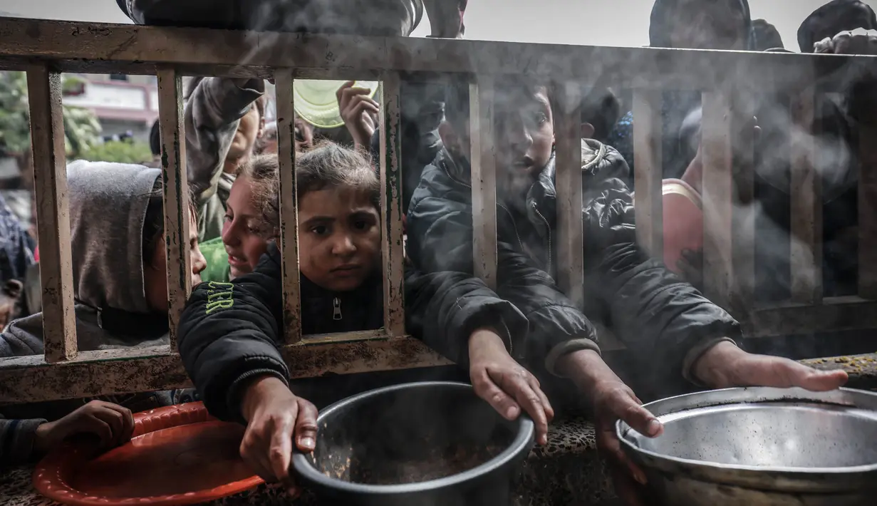 Situasi kemanusiaan di Gaza semakin memprihatinkan akibat kekurangan pasokan makanan bagi para pengungsi. (MOHAMMED ABED/AFP)