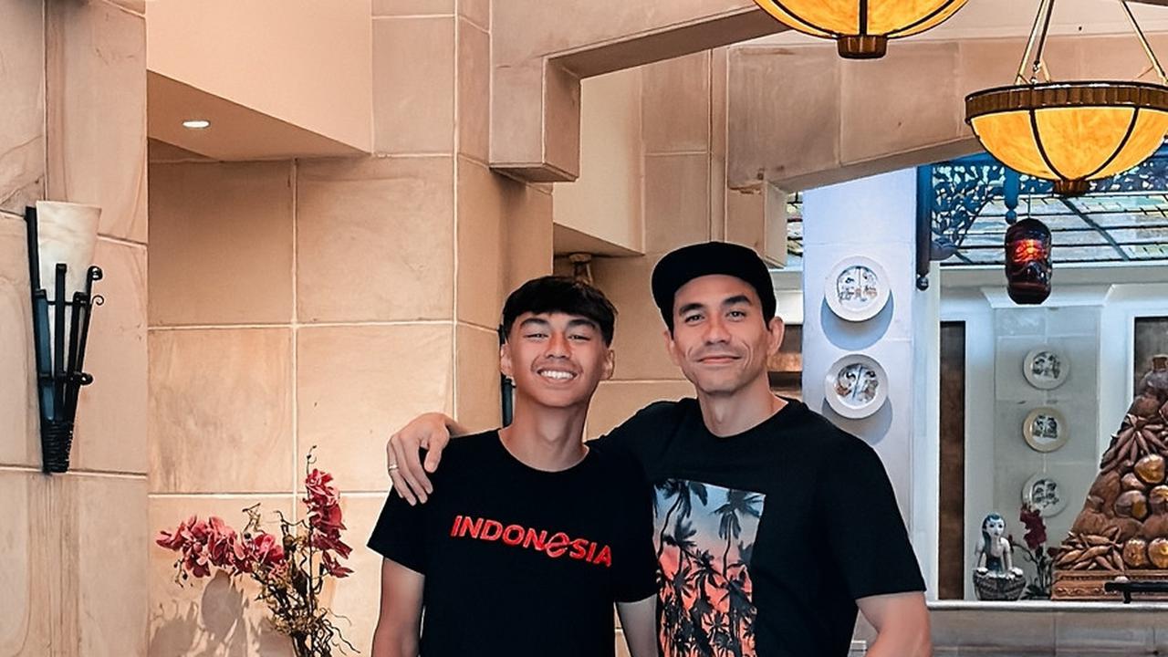 Di usianya yang hampir menginjak kepala empat, Darius tetap terlihat awet muda.