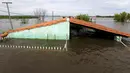 Atap rumah warga yang terendam banjir di Asuncion, Paraguay, Senin (28/12). Banjir terparah dalam kurun waktu 23 tahun ini, bahkan telah membuat lebih dari 100.000 warga mengungsi. (REUTERS/Jorge Adorno)