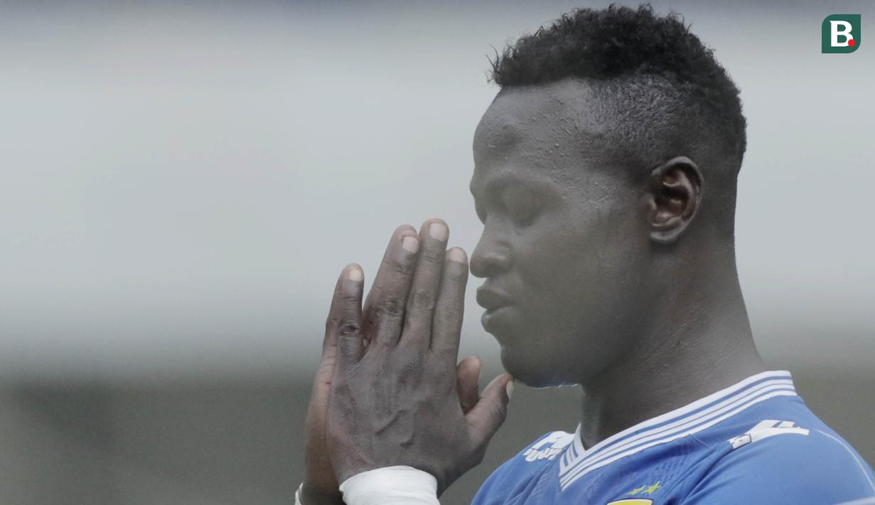 Striker Persib Bandung, Ezechiel Ndoussel, tampak kecewa usai gagal membobol gawang Arema FC pada laga persahabatan di Stadion GBLA, Bandung, Minggu (18/3/2018). Persib menang 2-1 atas Arema FC. (Bola.com/M Iqbal Ichsan)