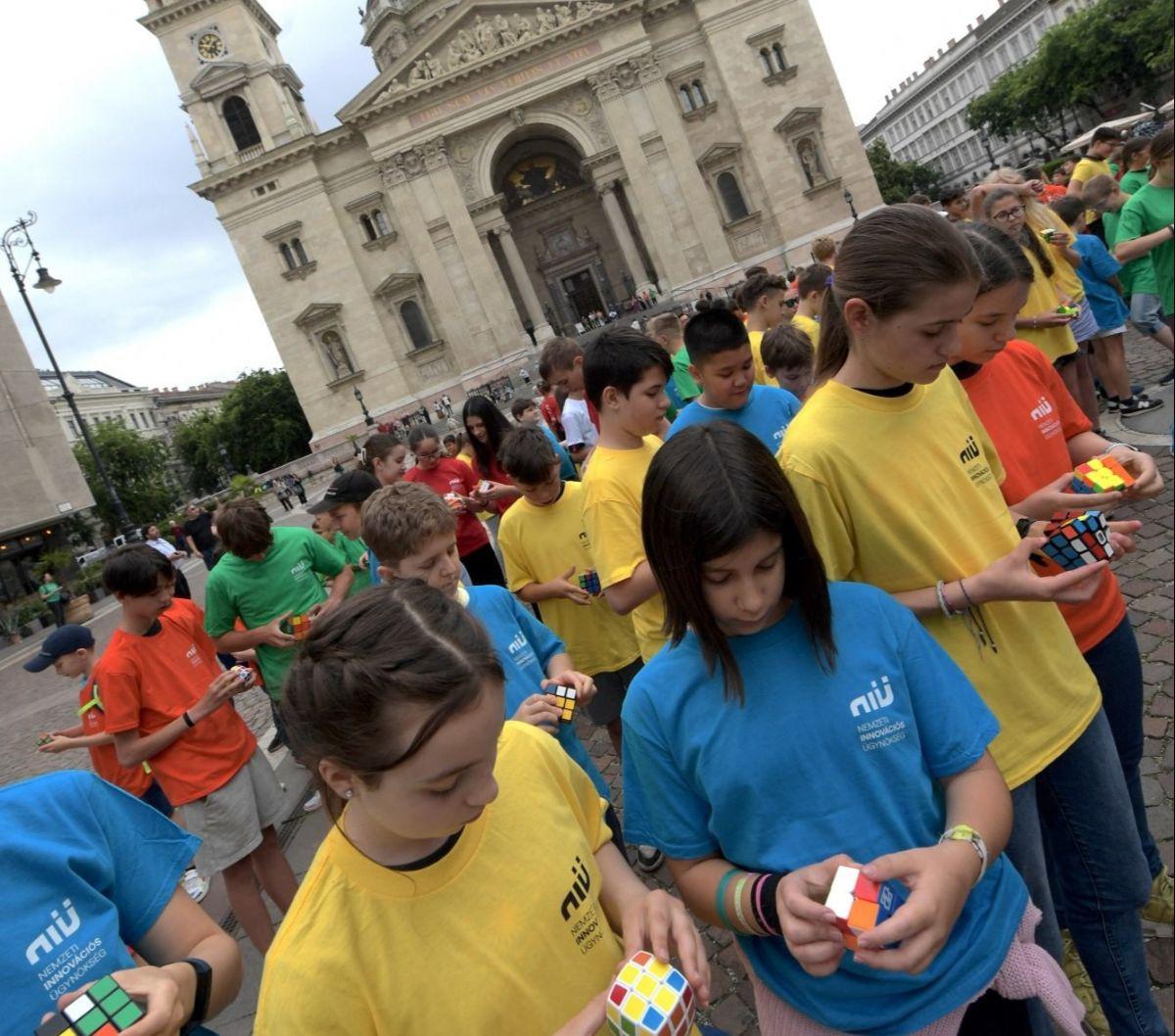 Dengan perayaan ini, murid-murid di Hungaria tidak hanya menghormati penciptaan Kubus Rubik, tetapi juga merayakan semangat inovasi dan pendidikan yang terus hidup di hati bangsa mereka.&nbsp;Foto: Ferenc ISZA / AFP