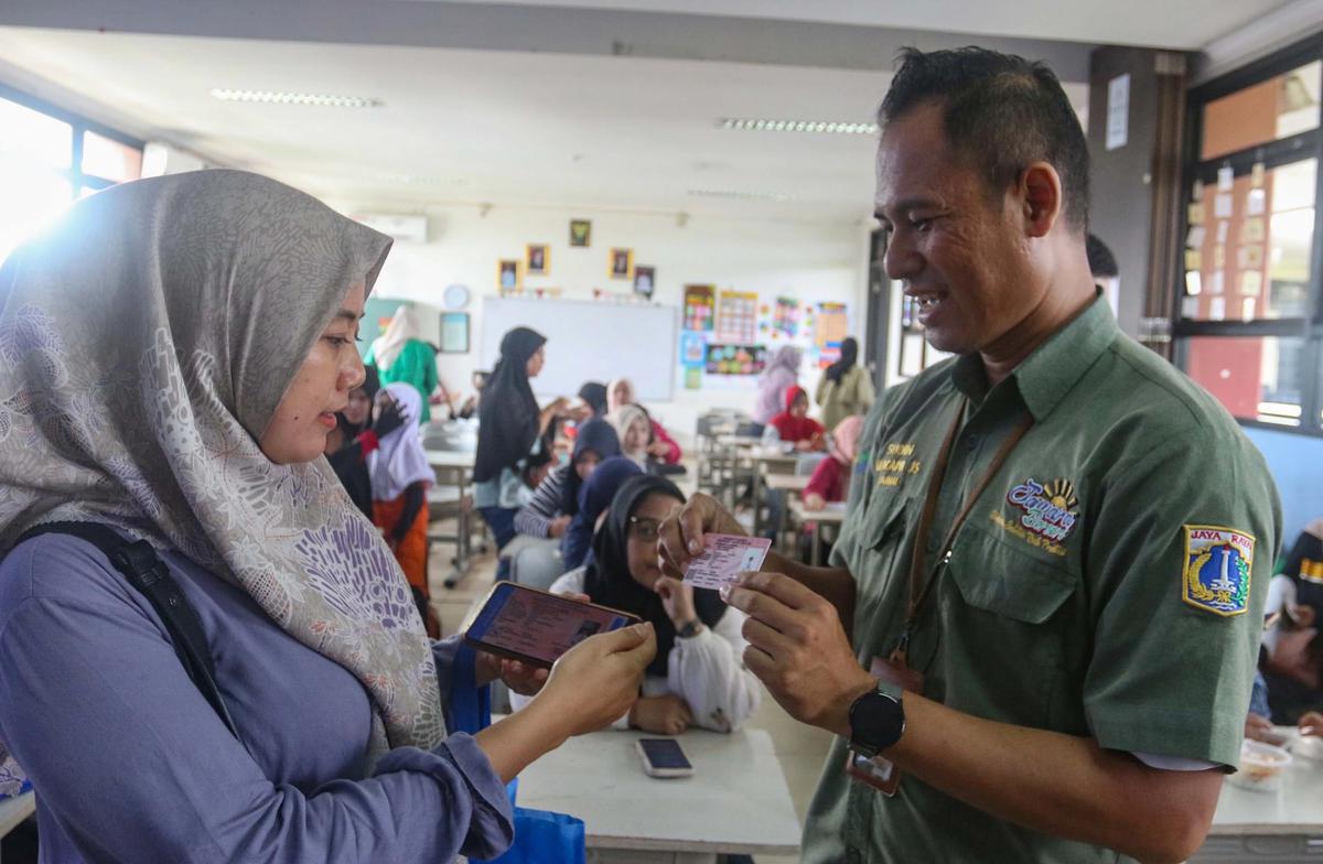 FOTO: Antusias Siswa dan Orang Tua Manfaatkan Layanan Kependudukan di SDN Kebagusam 01