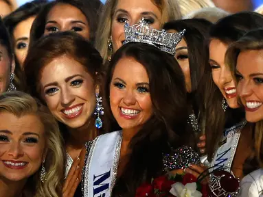 Miss North Dakota 2017, Cara Mund berpose bersama dengan para kontestan usai dinobatkan sebagai Miss America 2018 di Boardwalk Hall Arena di Atlantic City, New Jersey (10/9). (AP Photo/ Noah K. Murray)