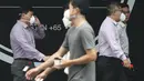 Warga Singapura menggunakan masker saat menjalankan aktivitas Singapura, Selasa (29/9/2015). Badan Lingkungan Hidup Nasional Singapura meningkatkan level kabut asap menjadi sangat tidak sehat (REUTERS/Edgar Su)