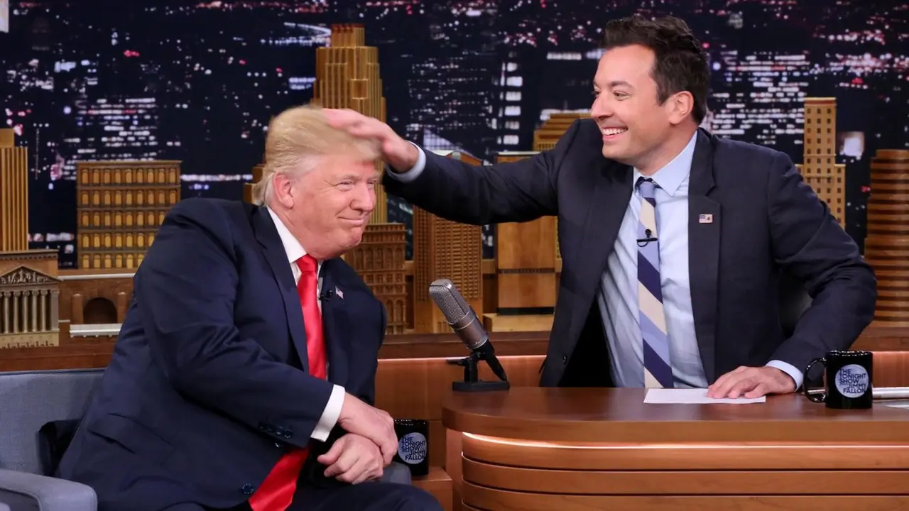 Jimmy Fallon acak-acak rambut Donald Trump