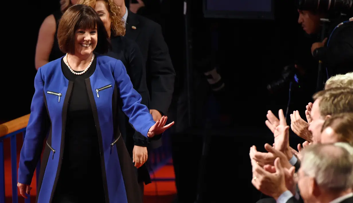 Karen Pence, istri cawapres Partai Republik Gubernur Indiana Mike Pence menyapa sejumlah orang sebelum dimulainya debat perdana cawapres AS di Longwood University di Farmville, Virginia (4/10). (AFP/Chip Somodevilla)