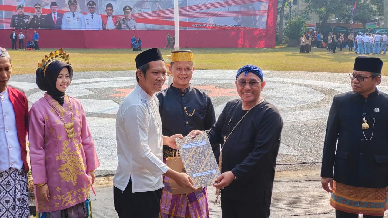 Penyerahan surat remisi kepada warga binaan pada peringatan HUT ke-78 Republik Indonesia di Balai Kota Depok.