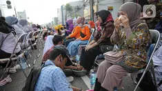Sejumlah anak mencuci kaki ibunya pada aksi cuci kaki ibu massal di Jakarta, Minggu (18/12/2022). Aksi yang diikuti sebanyak ratusann peserta itu bertujuan untuk meningkatkan rasa cinta kasih kepada ibu , khususnya dalam rangka memperingati Hari Ibu. (Liputan6.com/Faizal Fanani)