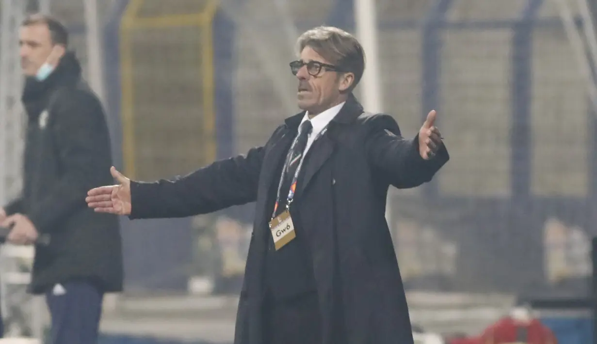 Pelatih Italia, Alberico Evani, memberikan arahan kepada pemainnya saat menghadapi Bosnia pada laga UEFA Nations League 2020/2021 di Grbavica Stadium, Kamis (19/11/2020) dini hari WIB. Italia menang 2-0 atas Bosnia.