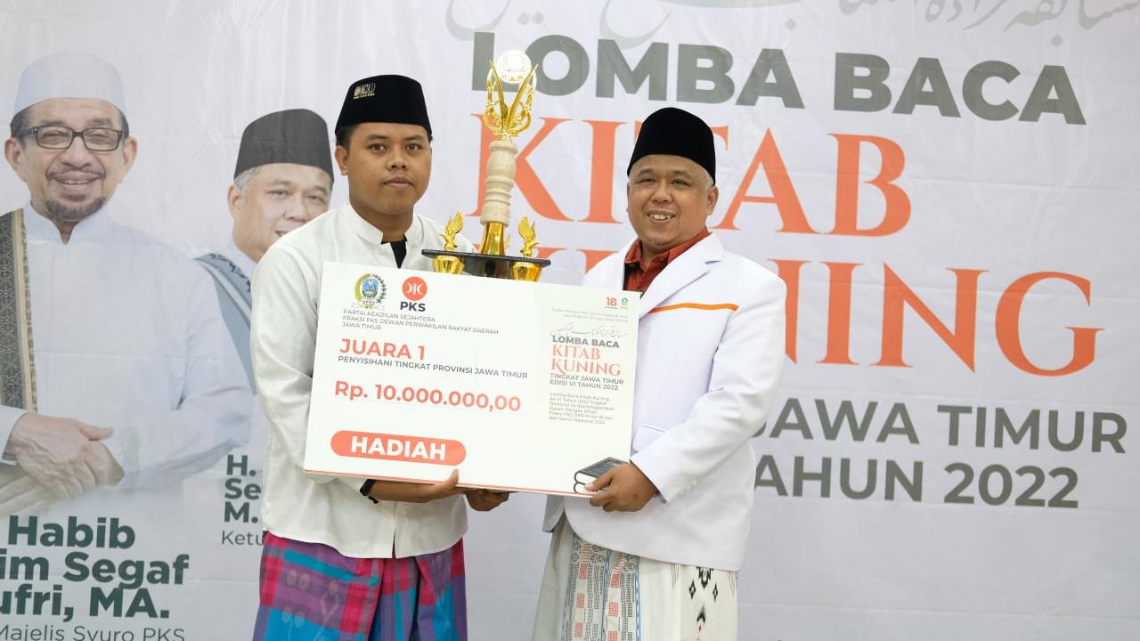 Ketua DPW PKS Irwan Setiawan bersama pemenang lomba baca kitab kuning. (Istimewa)