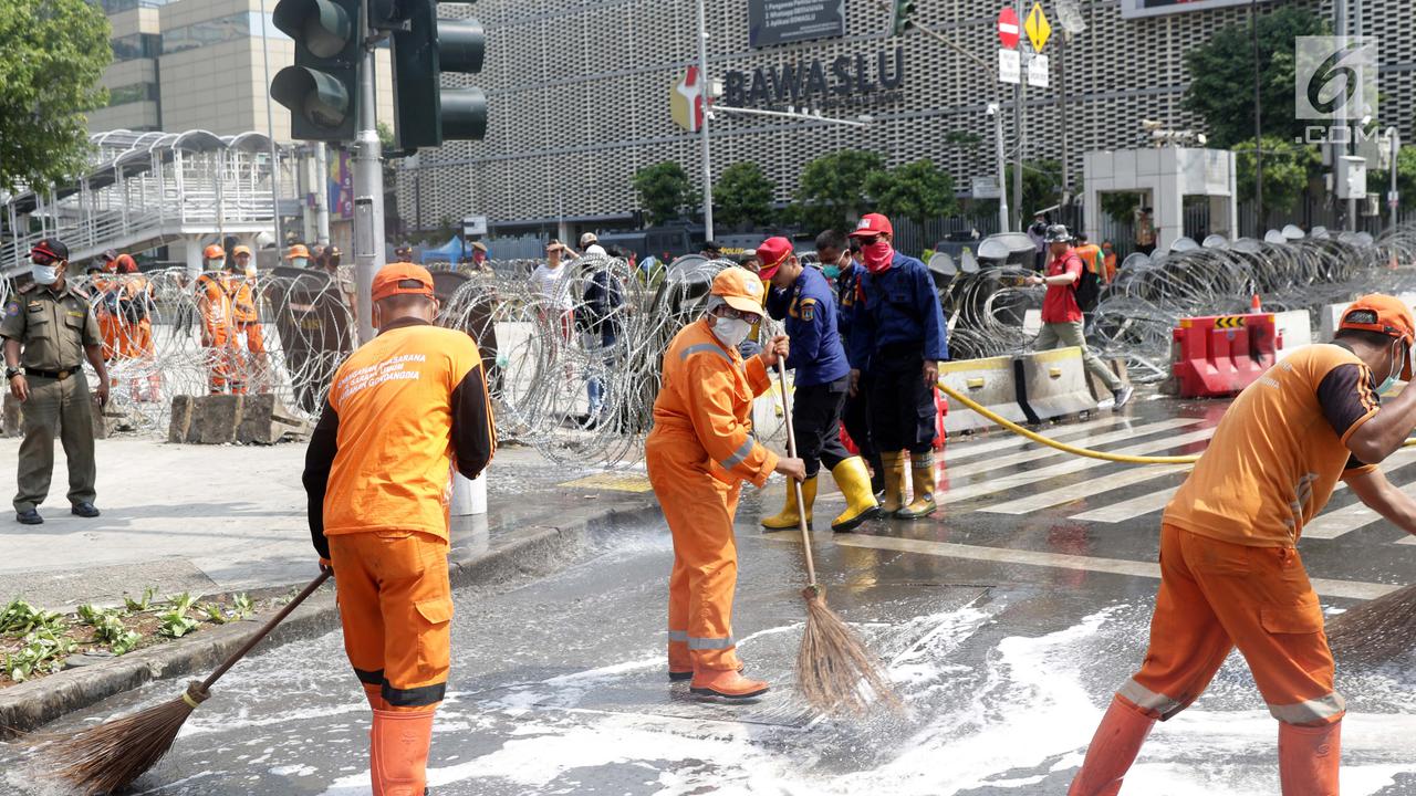 Anies Baswedan Bersihkan Residu Gas Air Mata