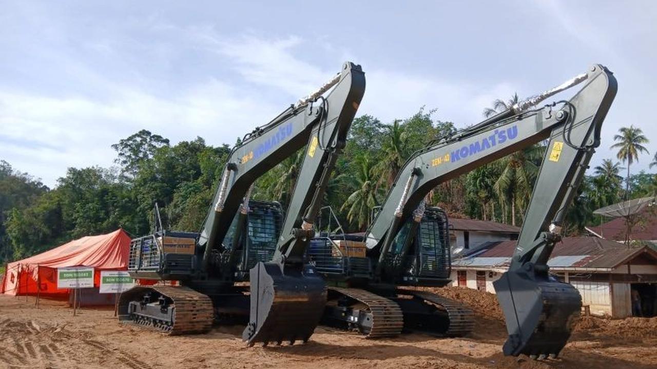 TNI AD Kerahkan Alat Berat Bersihkan Permukiman di Tapsel Pasca Bencana