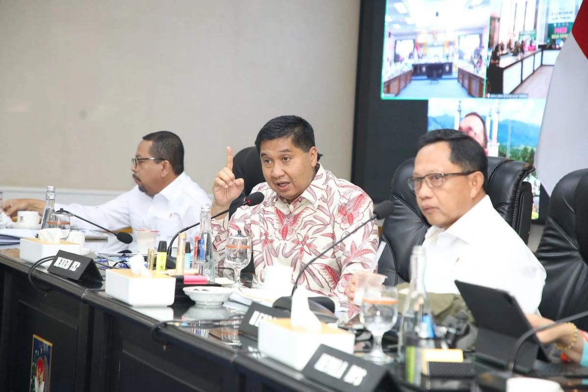Mendagri Tito Karnavian saat memimpin Rapat Koordinasi Persiapan dan Laporan Pembangunan Huntap