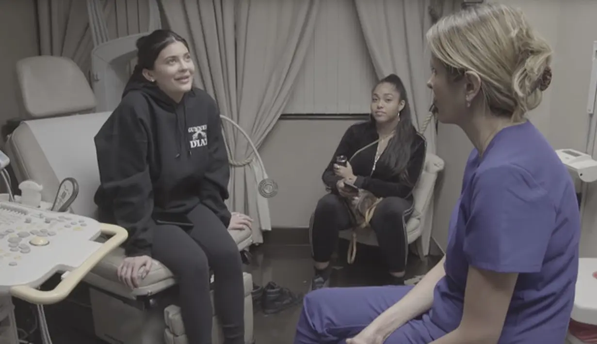 Kylie Jenner sendiri melahirkan dengan cepat dan lancar saat di rumah sakit. Ia dan Travis Scott benar-benar saling jatih cinta. (Youtube)