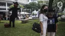 Pengunjung berfoto dengan karakter labu saat Parade Kostum Halloween di Mall Central Park, Jakarta, Sabtu (30/10/2021). Parade Kostum Halloween kali ini akan dipenuhi dekorasi dan instalasi bertemakan berbagai ornamen layaknya seperti di negeri ajaib. (Liputan6.com/Johan Tallo)
