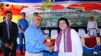 Menteri Lingkungan Hidup dan Kehutanan Siti Nurbaya secara simbolis menyerahkan bibit pohon kepada Menteri Pertanian dan Perikanan Timor Leste Estanislau da Silva. (LIputan6.com/Istimewa)
