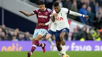 Pemain West Ham United Emerson Palmieri (kiri) berebut bola dengan pemain Tottenham Hotspur Emerson Royal pada pertandingan sepak bola Liga Inggris di Stadion Tottenham Hotspur, London, Inggris, 19 Februari 2023. Tottenham Hotspur mengalahkan West Ham United dengan skor 2-0. (AP Photo/Kirsty Wigglesworth)