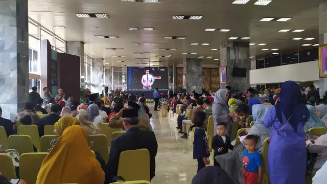 Keluarga calon anggota baru DPR periode 2019-2024 hadir di Parlemen jelang pelantikan