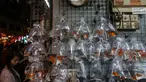Seorang wanita melihat ikan untuk dijual di Mong Kok Goldfish Market, distrik Kowloon pada 10 November 2018. Pasar ikan hias yang sangat terkenal seantero Hong Kong ini menjual ratusan jenis ikan dari ikan mas koki hingga ikan cupang. (VIVEK PRAKASH/AFP)