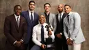 Peraih MVP NBA Award 2017, Russell Westbrook (tengah), bersama pemenang lainnya foto bersama usai menerima penghargaan pada ajang NBA Awards 2017 di Basketball City, New York, Senin (26/6/2017). (NBAE via Getty Images/Michael J.LeBrecht)