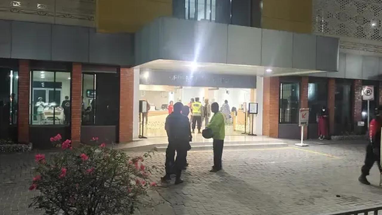Tidak terpasang garis polisi di sekitar lokasi kebakaran. Diketahui bahwa yang terbakar adalah area dapur.