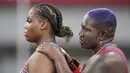 Atlet tolak peluru Amerika Serikat, Raven Saunders dan rekan setimnya Jessica Ramsey menyaksikan saingan mereka selama babak kualifikasi pukulan putri di Olimpiade Musim Panas di Tokyo, Jumat (30/7/2021). (AP Photo/Matthias Schrader)