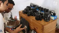 Pengunjung melihat-lihat kamera analog saat gelaran The 90’s Festival di Gambir Expo Kemayoran, Jakarta, Sabtu (10/11). The 90’s Festival kali ini merupakan yang keempat. (Liputan6.com/Helmi Fithriansyah)
