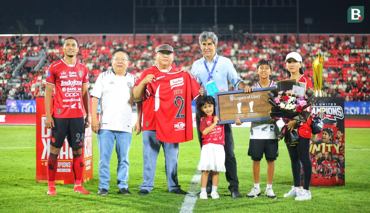 <p>Stefano Cugurra bersama keluarganya mendapatkan apresiasi dari owner Bali United Pieter Tanuri, CEO Bali United Yabes Tanuri, dan kapten Bali United Ricky Fajrin. (Bola.com/Alit Binawan)</p>
