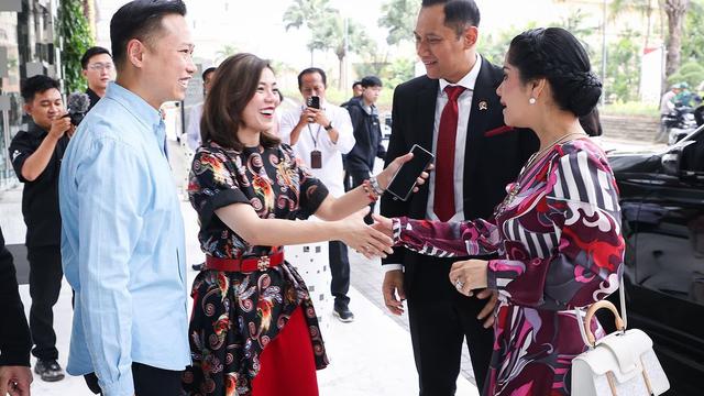 Tanpa Batik dan Kebaya, Annisa Pohan Tampil Anggun dengan Dress dan Tas Putih Rp60jutaan Temani AHY Podcast dengan Merry Riana