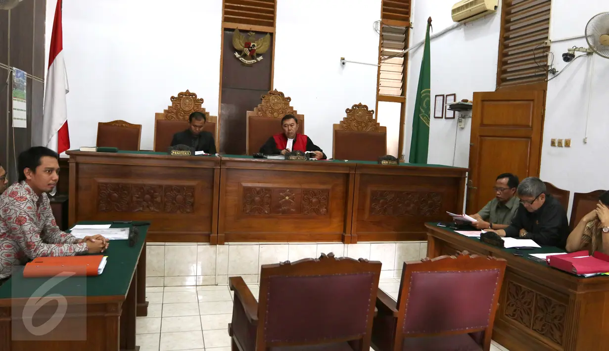 Perwakilan dari Kejaksaan Agung membacakan duplik di ruang sidang 5 Pengadilan Negeri Jakarta Selatan, Selasa (22/9/2015). PT VSI menyatakan penggeledahan yang dilakukan Kejagung adalah tindakan salah alamat. (Liputan6.com/Herman Zakharia)