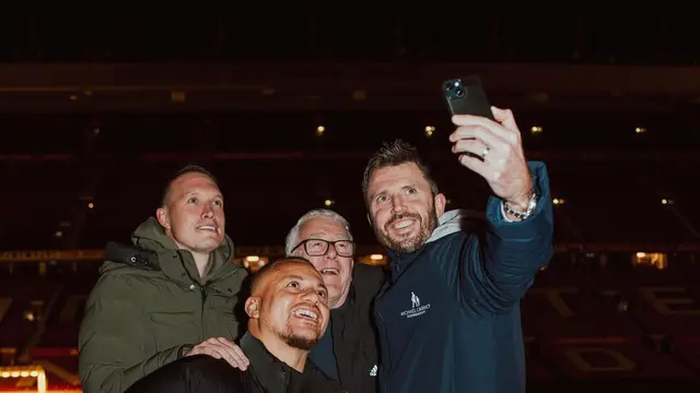 Bukan di Hotel, Tapi di Lapangan Hijau, Pengalaman Unik Tidur di Stadion Manchester United Sambil Beramal
