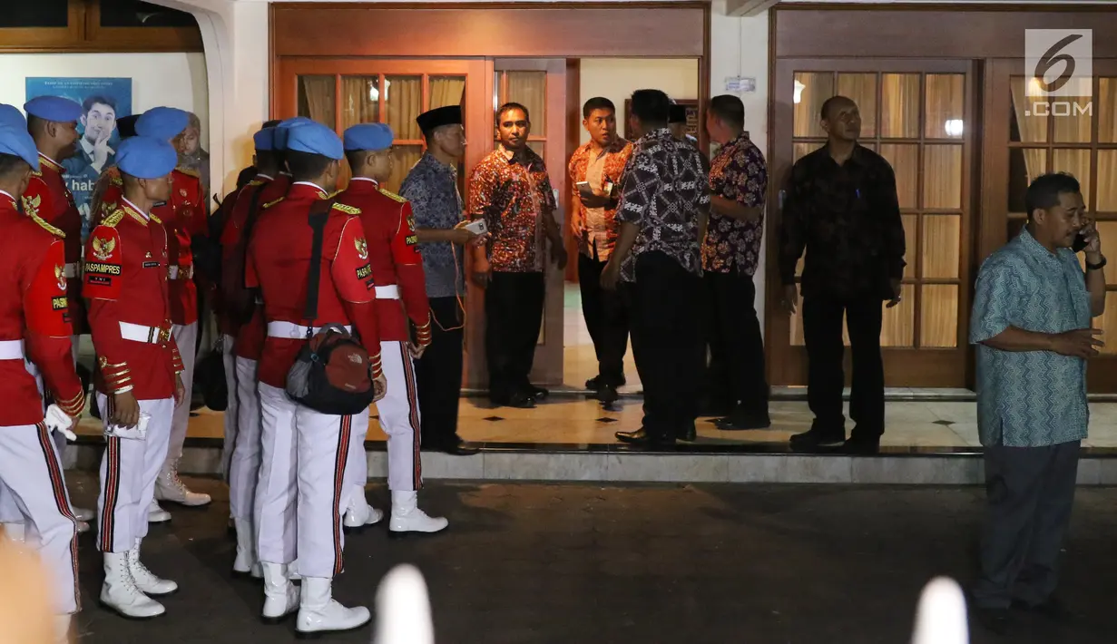 Anggota Pasukan Pengamanan Presiden (Paspampres) terlihat bersiap menyambut jenazah almarhum Presiden RI ke-3 BJ Habibie di kediamannya di Patra Kuningan, Jakarta Selatan, Rabu (11/9/2019). BJ Habibie meninggal dunia setelah menjalani perawatan di RSPAD. (Liputan6.com/Angga Yuniar)