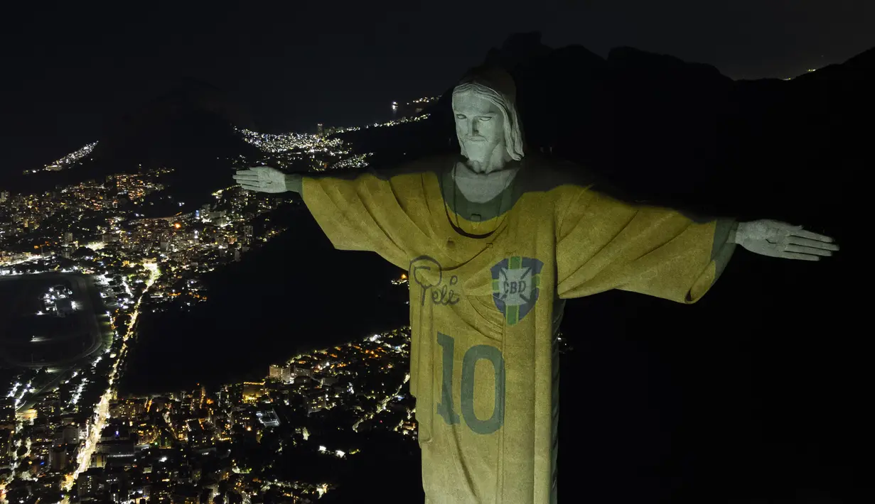 Foto udara kota Rio de Janeiro, Brasil dan Patung Kristus Sang Penebus (Christ the Redeemer) saat diterangi gambar jersey dari legenda sepak bola Brasil, Pele sebagai penghormatan atas satu tahung kematian sang pemain pada Jumat, 29 Desember 2023. (AP Photo/Bruna Prado)