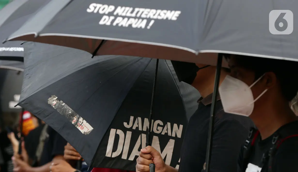 Aktivis dan keluarga serta korban pelanggaran HAM masa lalu melakukan Aksi Kamisan di depan Istana Negara, Kamis (25/11/2021). Sejak 18 Januari 2007, para korban dan keluarga menuntut tanggung jawab negara dalam menuntaskan kasus pelanggaran HAM di Indonesiaa. (Liputan6.com/Helmi Fithriansyah)