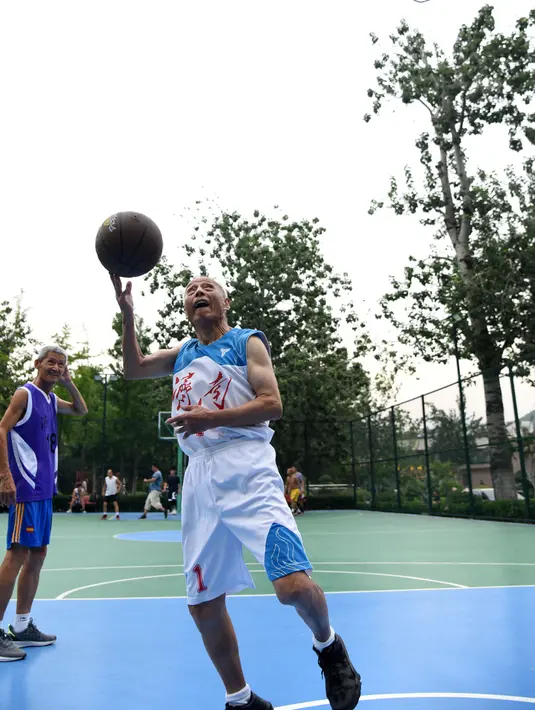Li Chunfu (92) bermain bola basket di Jinan, Provinsi Shandong, China, Rabu (5/8/2020). Di usianya yang sudah mencapai 90-an tahun, Li berlatih keterampilan bola basket seperti menggiring bola, lay up, dan shooting rata-rata 30 hingga 40 menit sehari. (Xinhua/Wang Kai)
