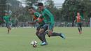 Duel pemain timnas Indonesia U-23, Febri Haryadi dan Osvaldo Haay saat berlatih di Lapangan ABC, Senayan,  (24/4/2018). Timnas akan mengikuti turnamen PSSI Anniversary 27 April-3 Mei 2018. (Bola.com/Nicklas Hanoatubun)