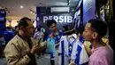 Suporter tim Maung Bandung memadati Persib Store di Kota Bandung, Jawa Barat, Sabtu (23/5/2026). (Bola.com/Bagaskara Lazuardi)