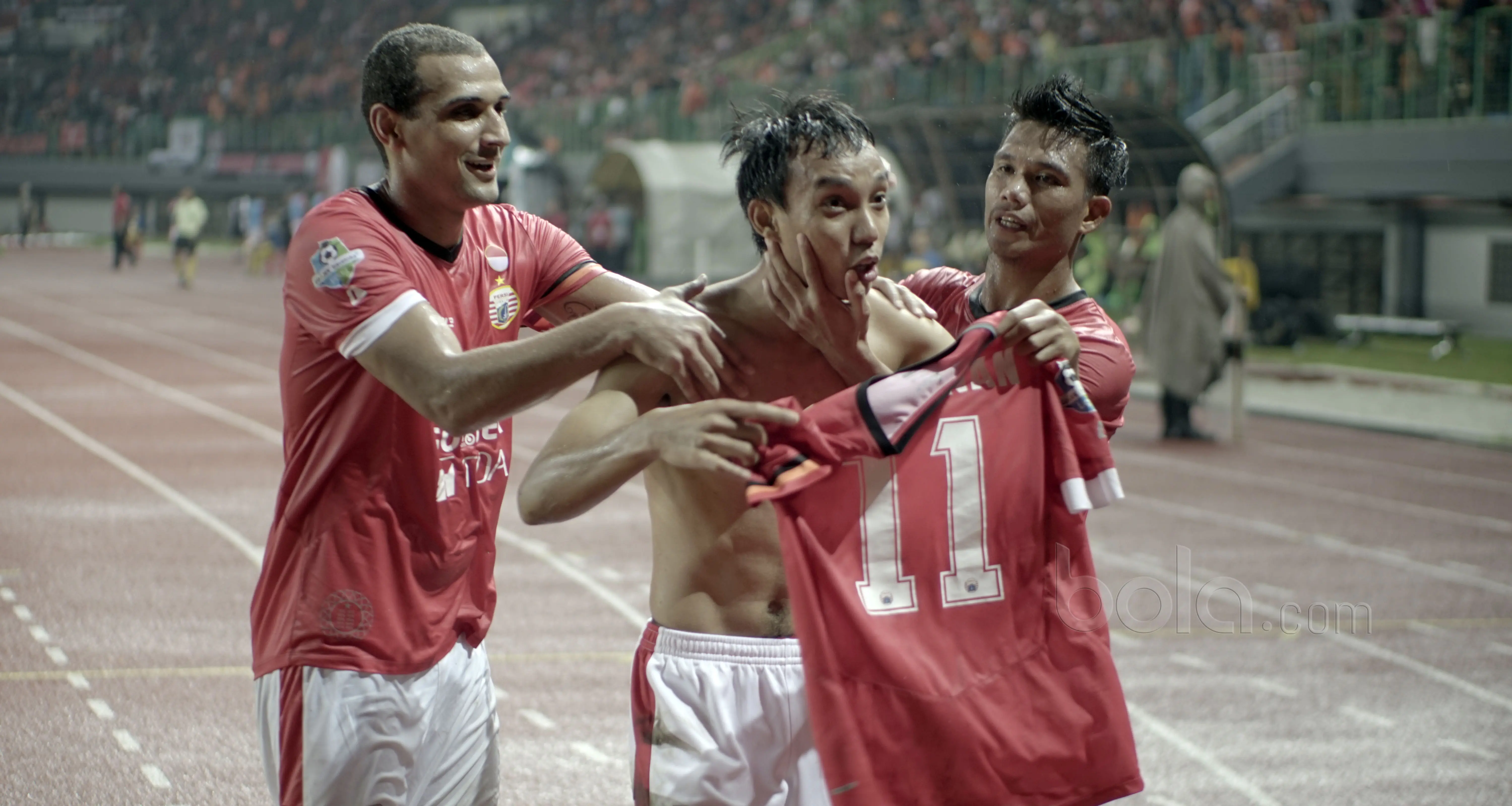 Pemain Persija Jakarta, Novri Setiawan (tengah) merayakan golnya ke gawang Perseru Serui pada laga Liga 1 2017 di Stadion Patriot, Bekasi, Selasa (13/6/2017). Persija menang 3-0. (Bola.com/Muhamad Ramadhan)