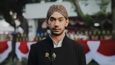 Reza Rahadian menjadi tamu undangan di acara peringatan Hari Ulang Tahun (HUT) ke-77 Republik Indonesia (RI) di Istana Merdeka, Jakarta, Rabu (17/8/2022). Penampilan aktor kawakan ini pun jadi pusat perhatian. (Instagram/hagaipakan)