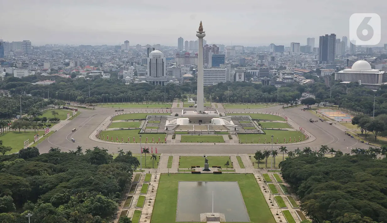 Pemandangan Monumen Nasional berlatar permukiman dan perkantoran, Jakarta, Kamis (15/5/2025). (detikai.com/Angga Yuniar)