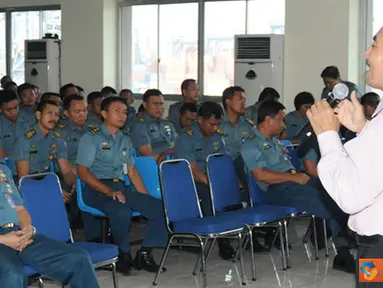 Citizen6, Jakarta: PNS Kolinlamil menerima ceramah kesehatan tentang Keluarga Berencana, di Gedung Laut Natuna, Mako Kolinlamil, Tanjung Priok, Jakarta, Kamis, (18/10). (Pengirim: Dispenkolinlamil).