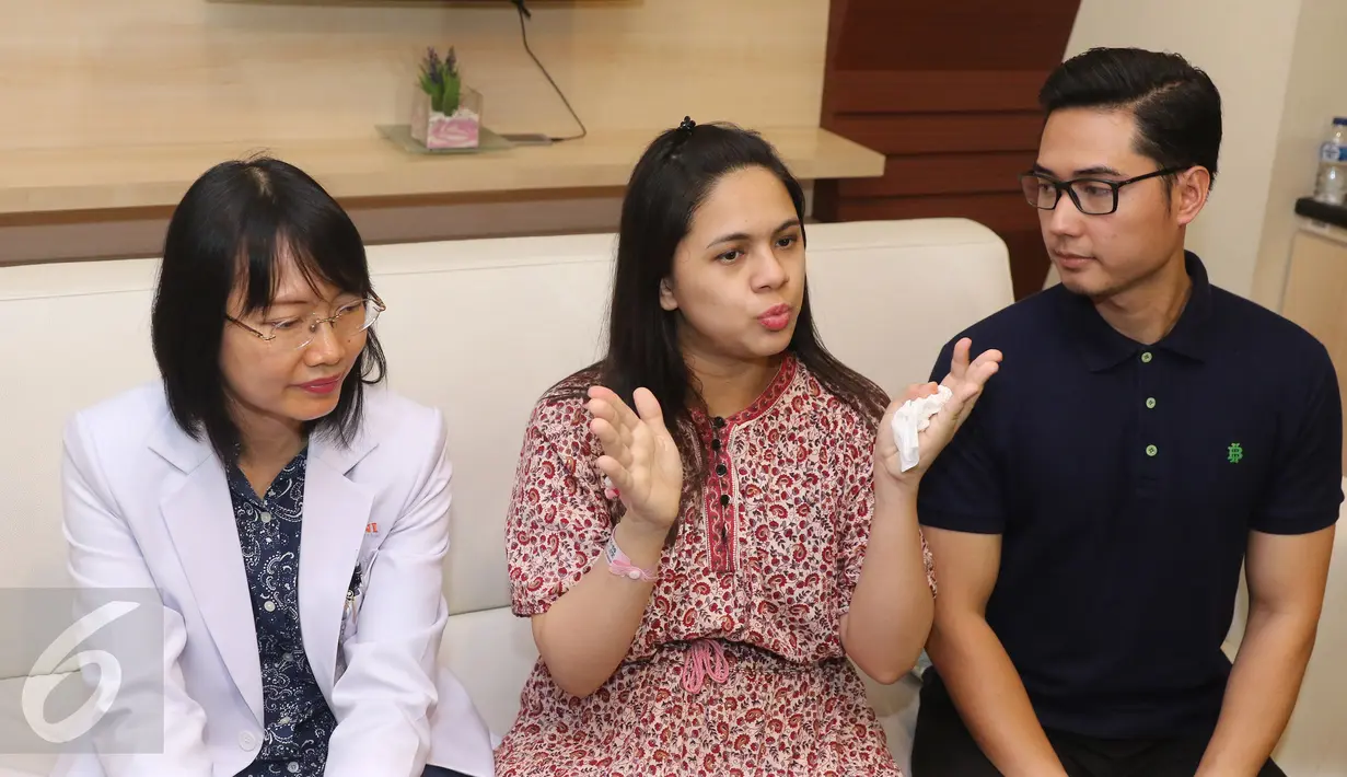 Pasangan orangtua baru, Nycta Gina dan Rizky Kinos didampingi dokter, menggelar jumpa wartawan di Rumah Sakit Omni, Jakarta, Rabu (4/5). Sebagai ibu baru, penuh haru Nycta menceritakan proses persalinannya secara sesar. (Liputan6.com/Herman Zakharia)