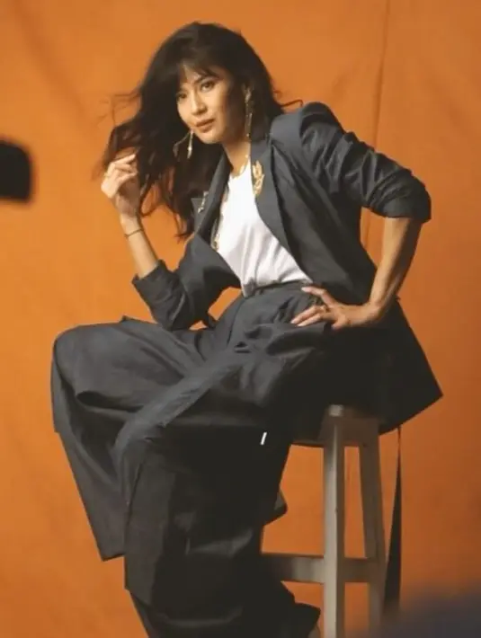 Dian Sastrowardoyo tampil stylish padukan t-shirt putih dengan setelah oversized blazer dan pants. Meski monokrom, tampilannya tidak membosankan dengan bros emas [@therealdisastr]