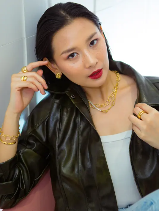 Perhiasan: Pandora// Busana: Makeup: Laura Mercier // Hair: Shisheido Professional // Model: Karina from Studio47. [Foto: Daniel Kampua/ Fimela.dok]